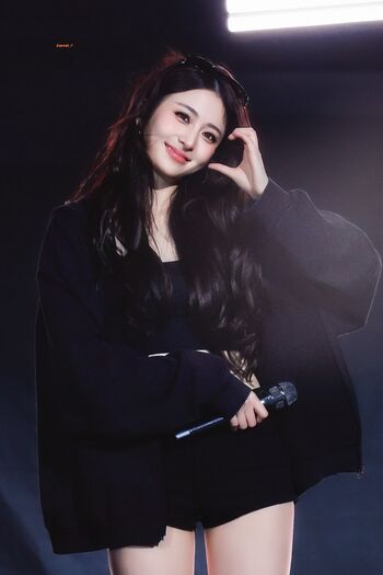 Full leaked Huh yunjin  page private onlyfans photo