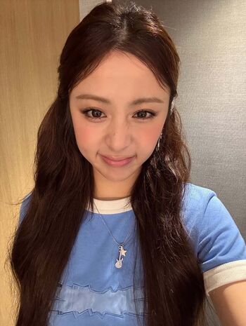 Full leaked Huh yunjin  page private onlyfans photo