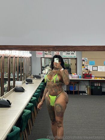 Full leaked Ilovenikkisweets private onlyfans photo