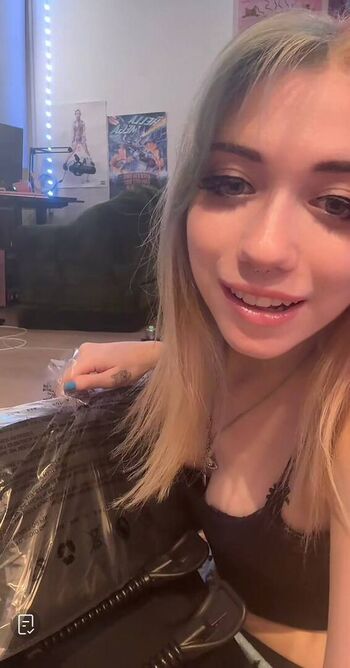 Full leaked Iluvmeww page private onlyfans photo