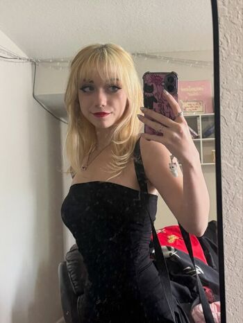 Full leaked Iluvmeww page private onlyfans photo