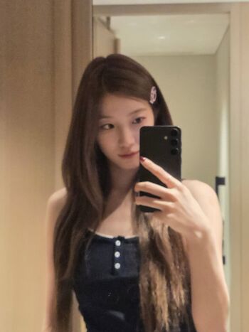 Kazuha Nakamura 中村 一葉 | LESSERAFIM