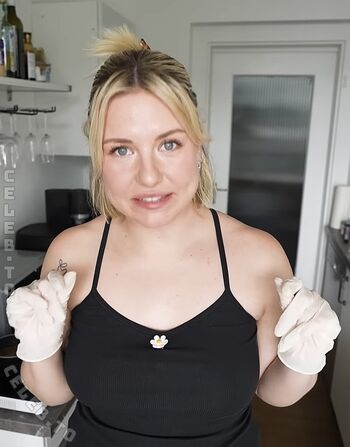 Full leaked Kellymissesvlog private onlyfans photo