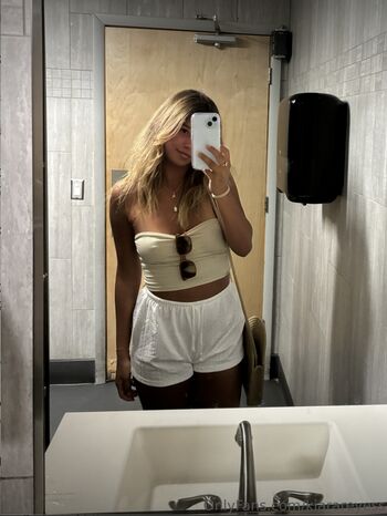 Full leaked Kiarareyess private onlyfans photo