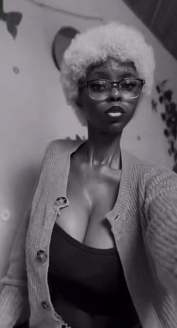 Full leaked Kikiolaola private onlyfans photo