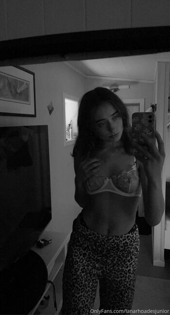 Full leaked Lanarhoudesjunior private onlyfans photo