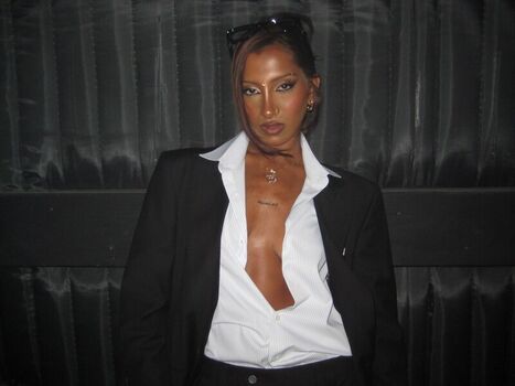 Full leaked Lara raj page private onlyfans photo