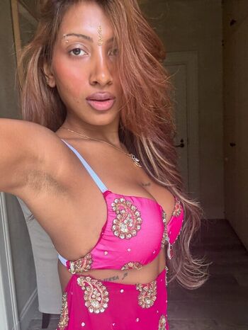 Full leaked Lara raj page private onlyfans photo