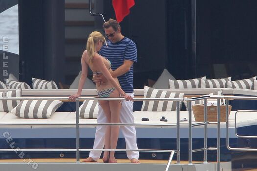 Full leaked Lara stone page private onlyfans photo