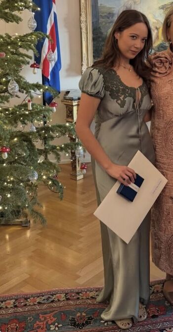 Full leaked Laufey lin page private onlyfans photo