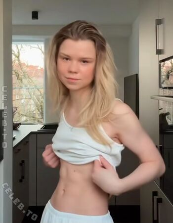 Full leaked Lea peach  page private onlyfans photo