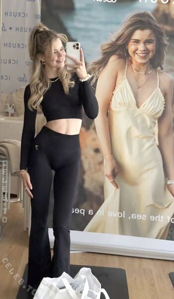 Full leaked Lea peach private onlyfans photo