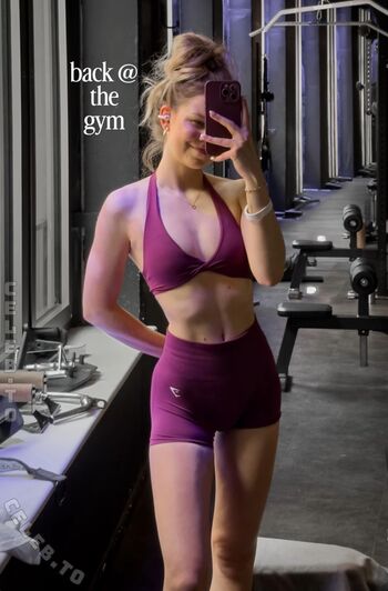 Full leaked Lea peach private onlyfans photo