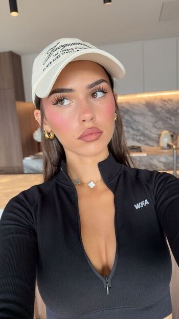 Full leaked Leah halton page private onlyfans photo