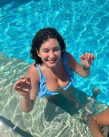 Full leaked Lebanese girls  page private onlyfans photo