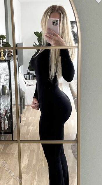 Full leaked Leoniesia private onlyfans photo