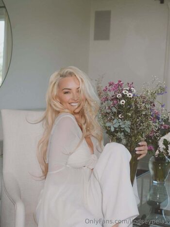 Lindsey Pelas