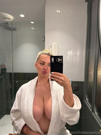 Full leaked Lindsey pelas  page private onlyfans photo