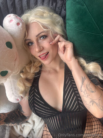 Full leaked Loonakia private onlyfans photo