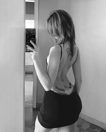 Full leaked Lucrelisa  page private onlyfans photo