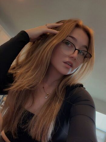 Full leaked Lyssaurora private onlyfans photo