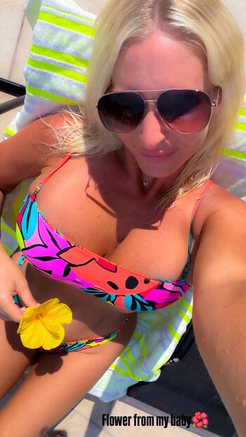 Full leaked Mature women private onlyfans photo
