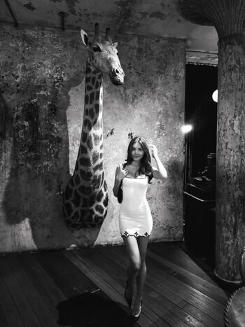 Maureen Montagne (Miss Globe 2021)