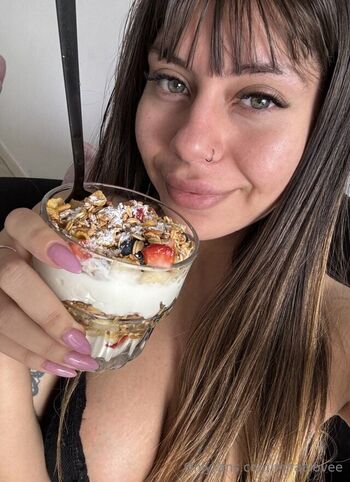 Full leaked Miraalovee private onlyfans photo