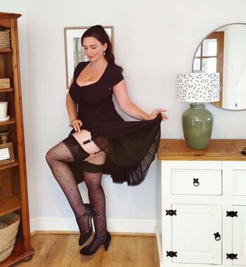 Full leaked Missvintagedresses private onlyfans photo