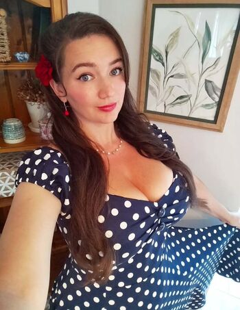 Full leaked Missvintagedresses private onlyfans photo