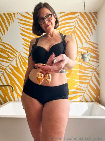 Full leaked Mistress tease private onlyfans photo