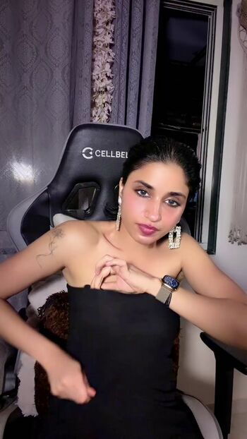 Full leaked Naina page private onlyfans photo