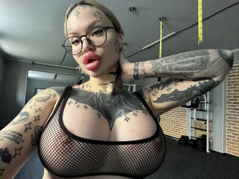 Nasty_bimbo