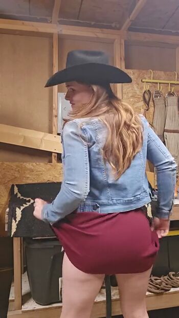 naughtyredfarmgirl