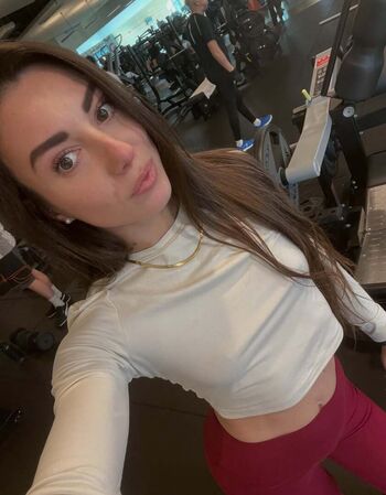 ninamissfit.model