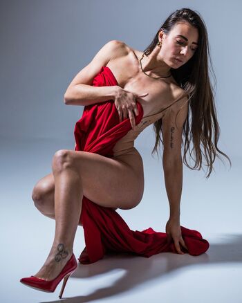 ninamissfit.model