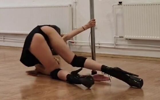 Full leaked Pole dance private onlyfans photo