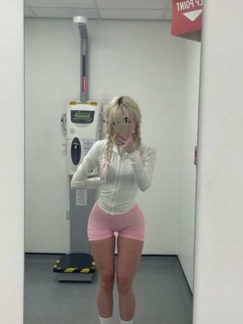 Full leaked Prettwyellie private onlyfans photo