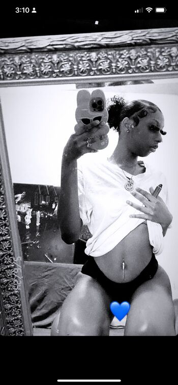 Full leaked Prettylilvibesz private onlyfans photo