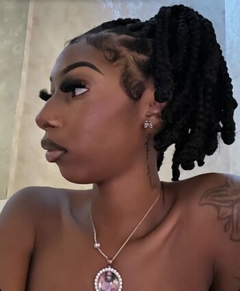 Full leaked Prettylilvibesz private onlyfans photo