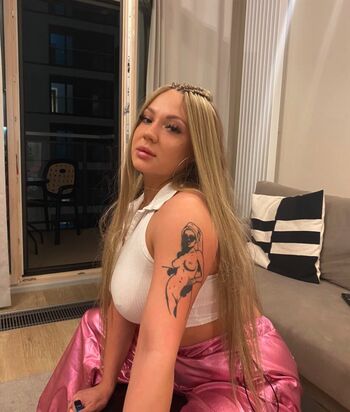 Full leaked Qqueentesencjaa private onlyfans photo