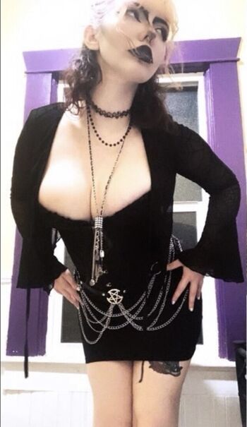 Full leaked Queenemeraldrose private onlyfans photo