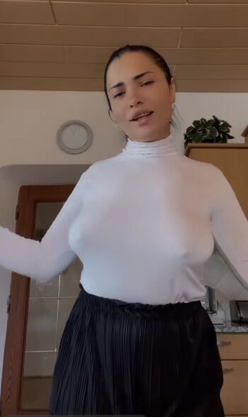 Full leaked Romanian girls private onlyfans photo