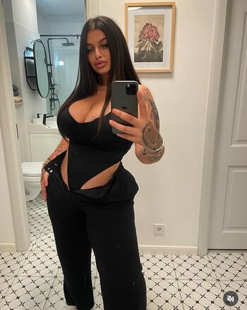 Full leaked Romanian girls private onlyfans photo