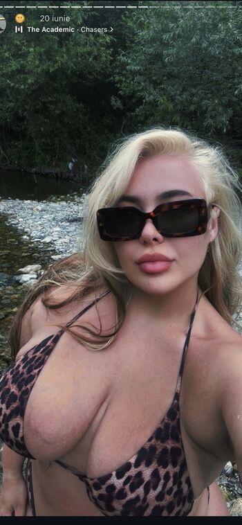 Full leaked Romanian girls private onlyfans photo