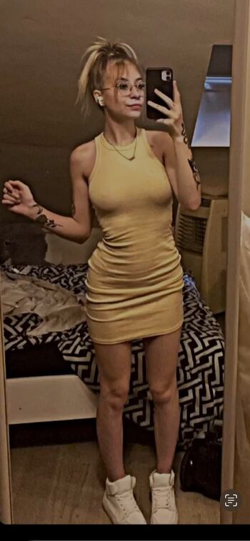 Full leaked Rozieofficial private onlyfans photo