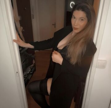 Full leaked Sabrinaeki private onlyfans photo