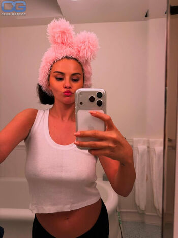 Full leaked Selena gomez page private onlyfans photo