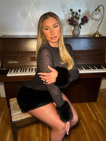 Full leaked Simonaaaab private onlyfans photo