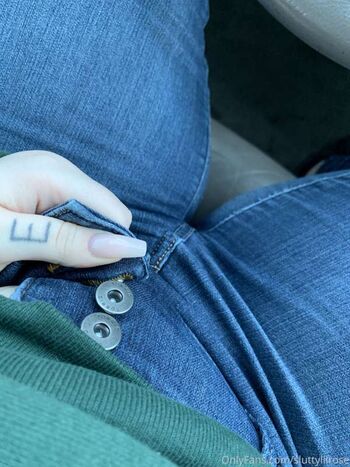 Full leaked Sluttylilrose private onlyfans photo